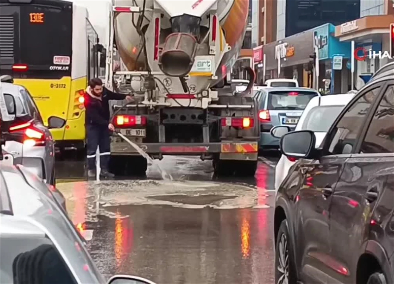В Стамбуле полицейский обязал водителя бетономешалки очистить дорогу от разлившегося бетона - ВИДЕО - ФОТО