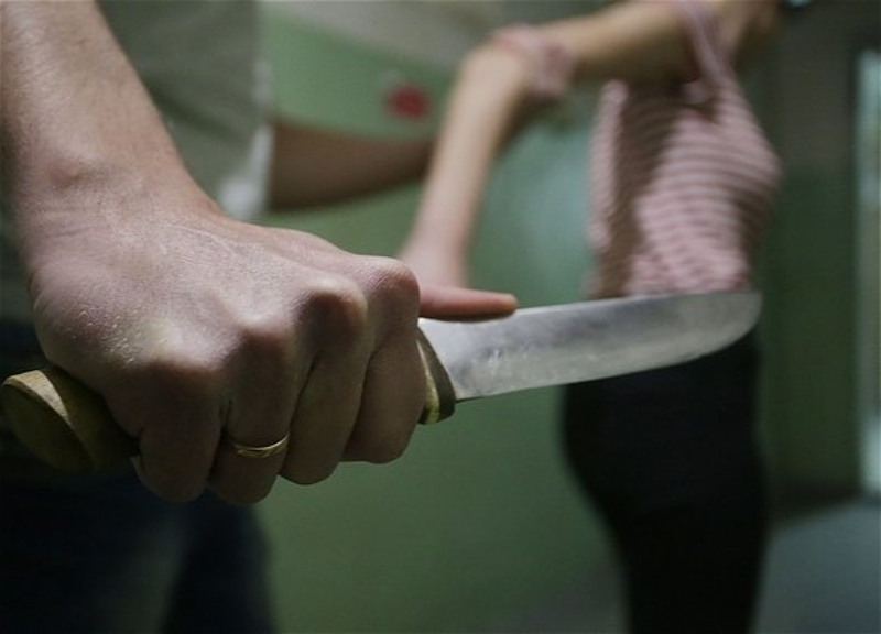 В Гяндже мужчина ранил ножом жену и тестя