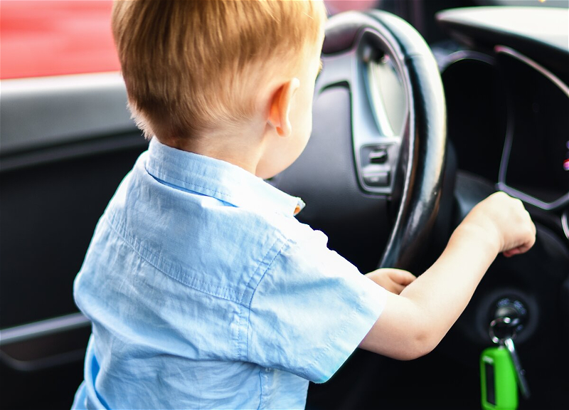 Дорожная полиция - родителям: Не позволяйте не имеющим водительских прав несовершеннолетним садиться за руль - ФОТО