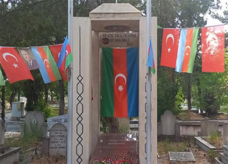Посольство Азербайджана благоустраивает могилу Мамеда Эмина Расулзаде