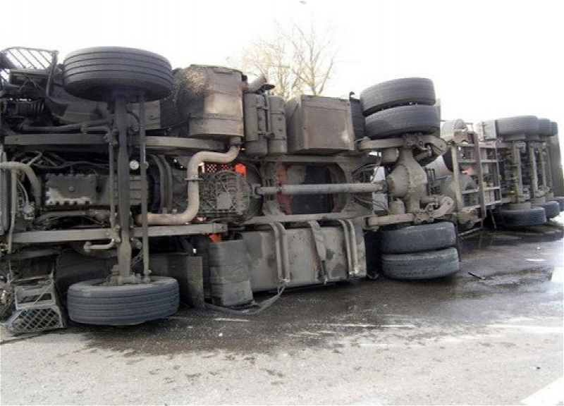 В Кяльбаджаре перевернулся грузовик: погиб водитель
