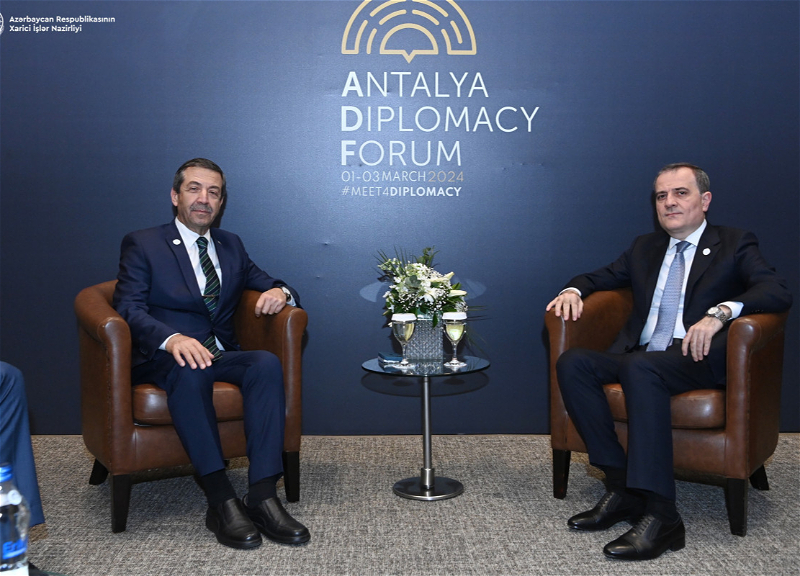Джейхун Байрамов встретился с министром иностранных дел Турецкой Республики Северного Кипра
