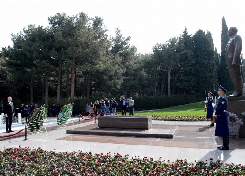 Председатель Народного собрания Болгарии посетил могилу великого лидера Гейдара Алиева