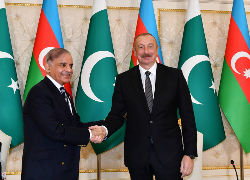 Ильхам Алиев поздравил Мухаммеда Шахбаза Шарифа с избранием на пост премьера Пакистана