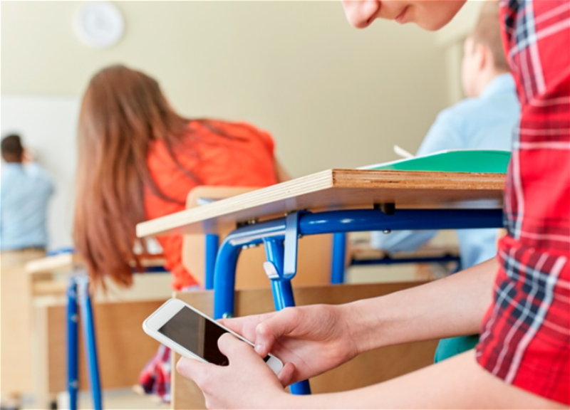 В некоторых школах Азербайджана действует новое требование, связанное с мобильными телефонами учащихся - ВИДЕО