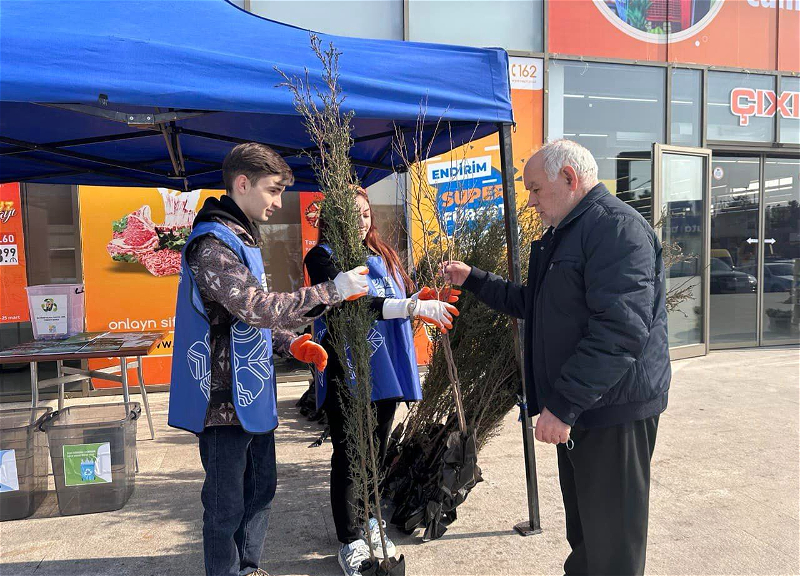 В Хырдалане прошла экологическая акция «Обменяй отходы на саженцы» - ФОТО
