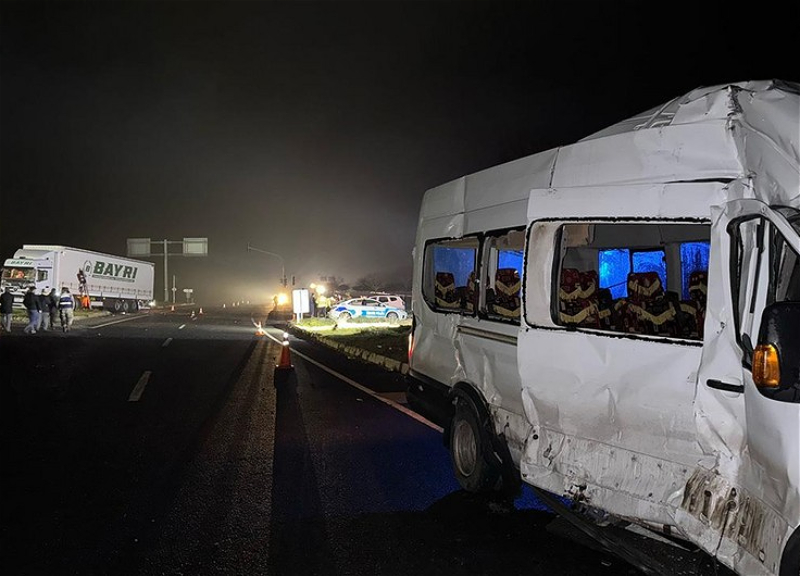 В Турции школьный автобус столкнулся с грузовиком, есть пострадавшие