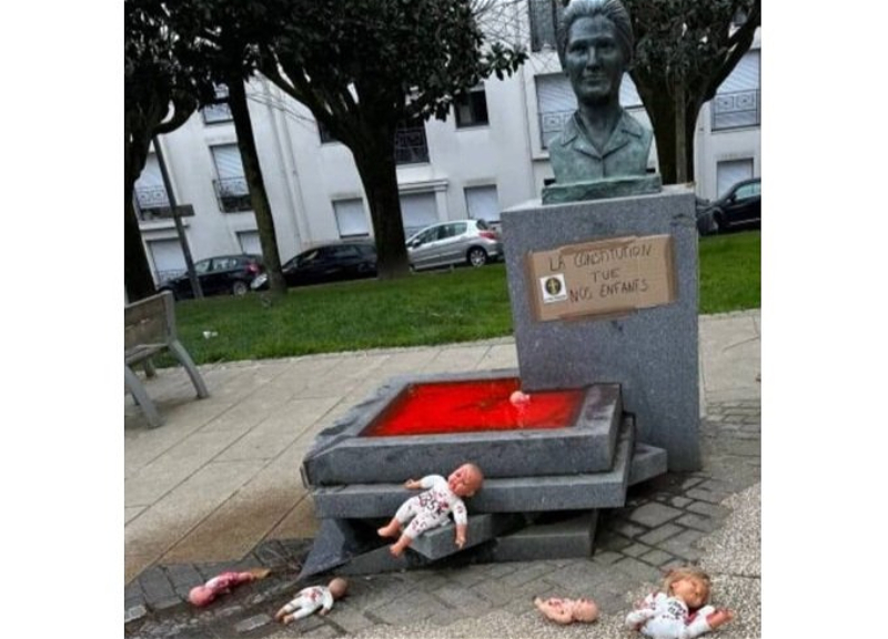 Во Франции вандалы осквернили памятник Симоне Вейль