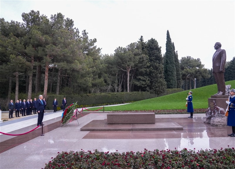 Президент Казахстана Касым-Жомарт Токаев посетил могилу великого лидера Гейдара Алиева - ФОТО
