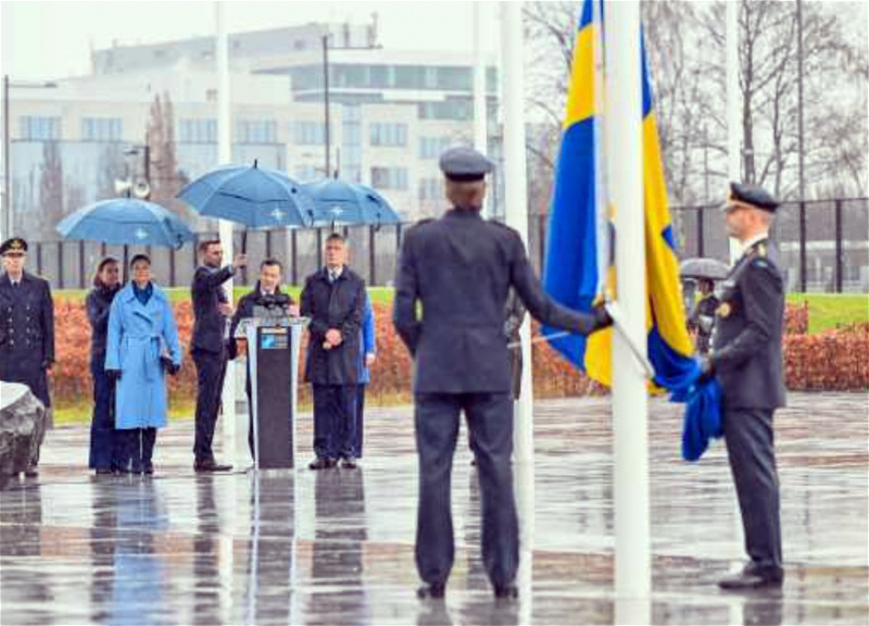 В штаб-квартире НАТО подняли шведский флаг