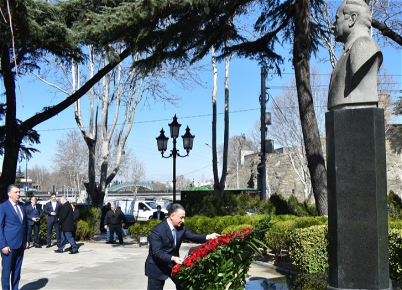 В Тбилиси посещен памятник великому лидеру Гейдару Алиеву - ФОТО