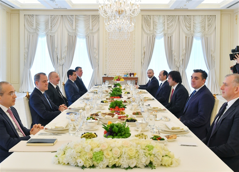 Началась встреча Президента Ильхама Алиева с премьер-министром Грузии Ираклием Кобахидзе в расширенном составе