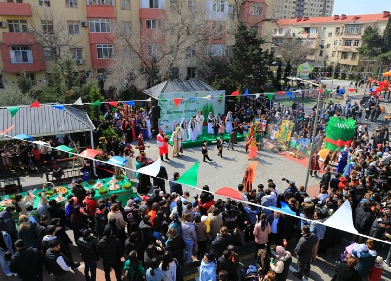 В бакинских дворах организованы празднества по случаю Новруза – ФОТО