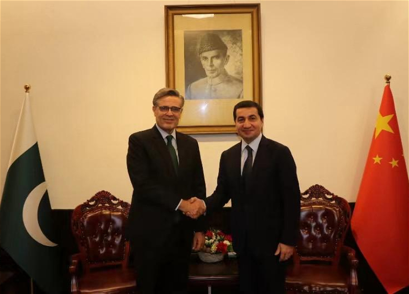Помощник Президента Азербайджана и посол Пакистана в Китае провели встречу