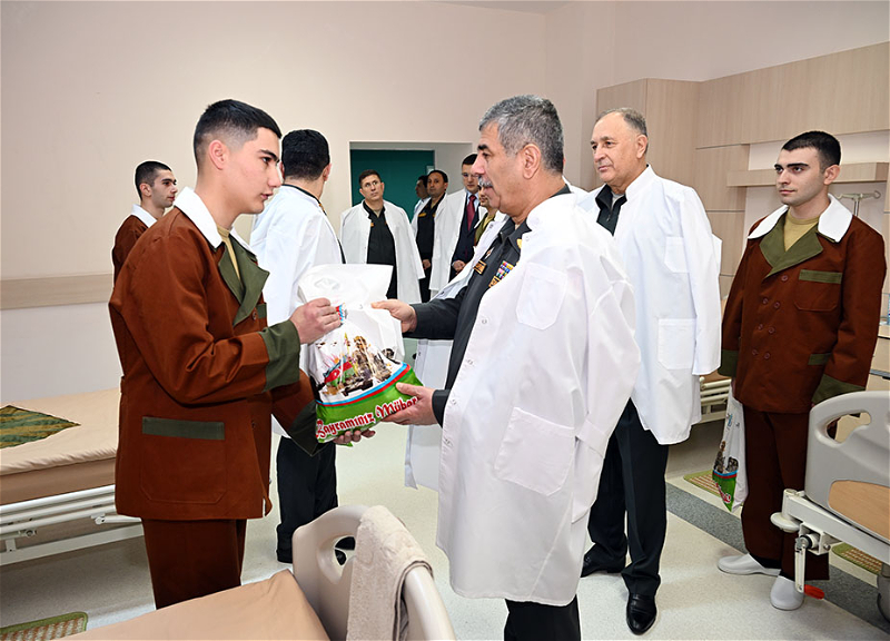 Министр обороны Азербайджана посетил Военный госпиталь - ВИДЕО