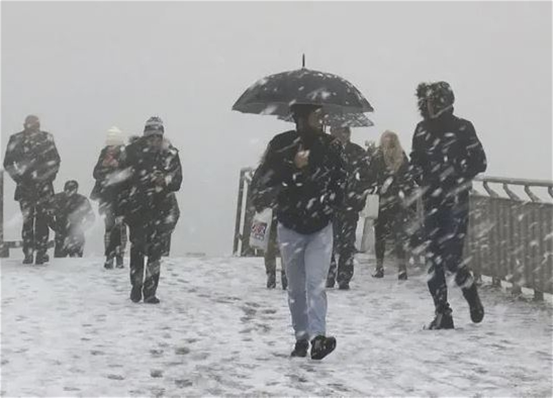 В столице Турции выпал снег - ФОТО