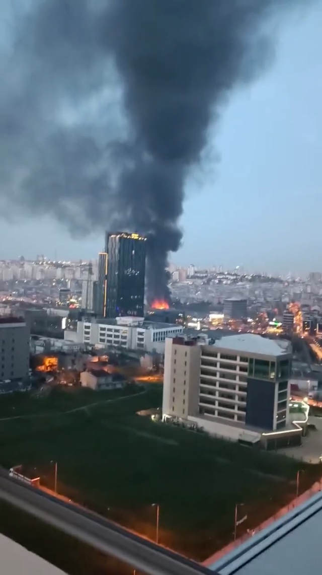 На фабрике в Стамбуле вспыхнул сильный пожар - ФОТО