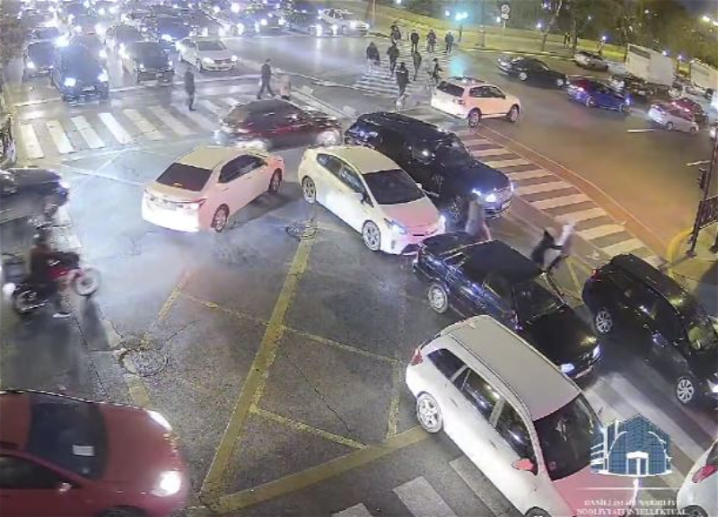 Как водители в Баку провоцируют пробки, выезжая на перекрестки - ВИДЕОФАКТ