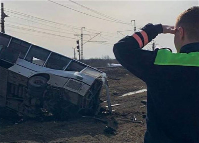 Восемь человек погибли при столкновении автобуса с поездом в Ярославской области РФ