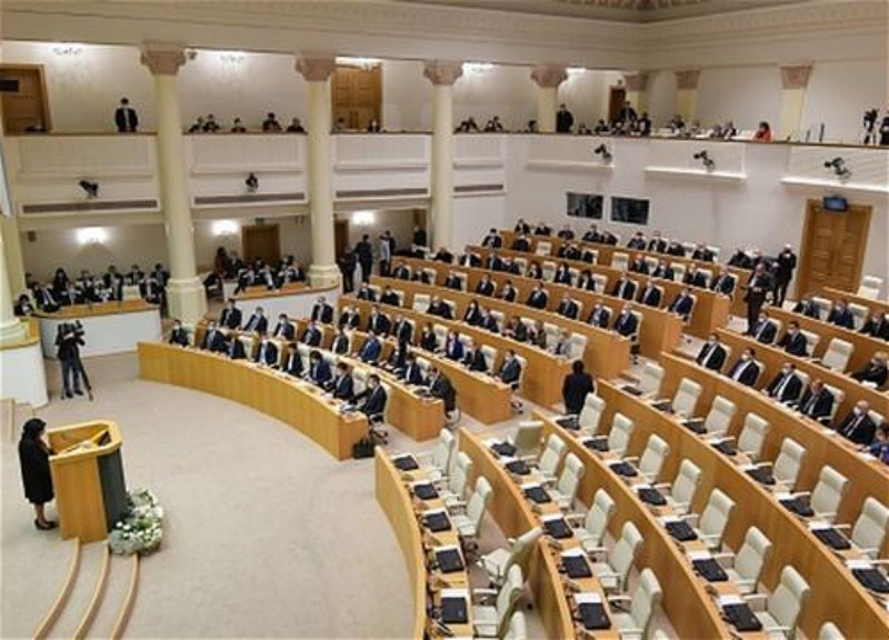 Повторно внесенный в парламент Грузии законопроект об иноагентах вновь стал причиной стычки между депутатами