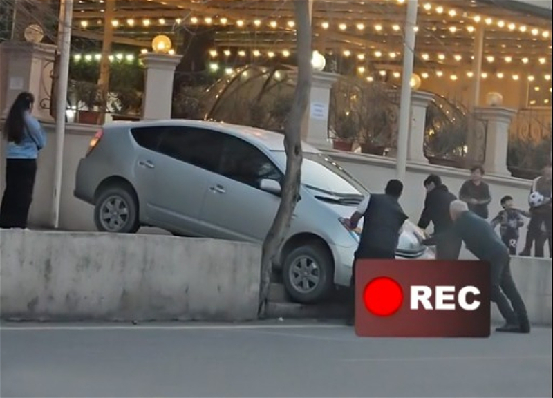 Водитель Toyota Prius пытался съехать с лестницы, но застрял - ВИДЕО