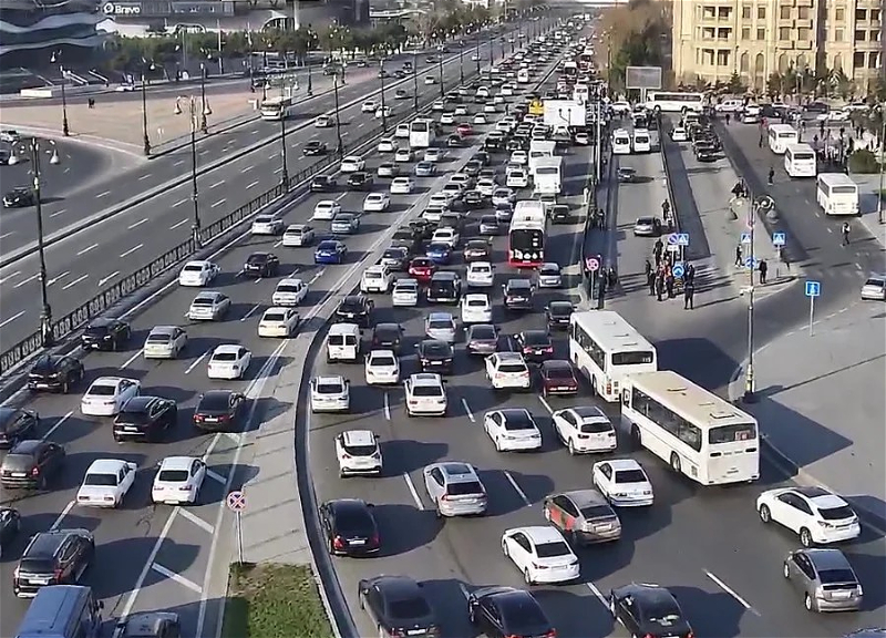 На дорогах Баку образовались заторы и пробки - ФОТО