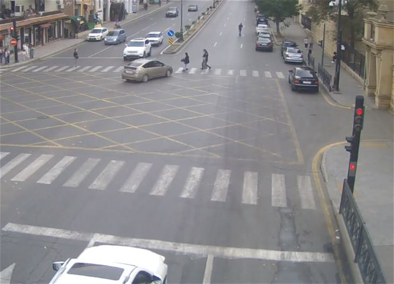 В Баку перед зданием АМУ на «зебре» сбили пешехода – ВИДЕО