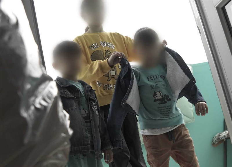 В Баку отец сдал троих детей в приют и грозит выкинуть их с балкона в случае их возвращения домой - ФОТО