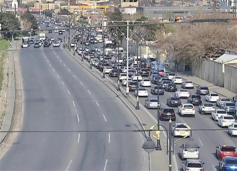 На некоторых улицах Баку затруднено движение транспорта - ФОТО