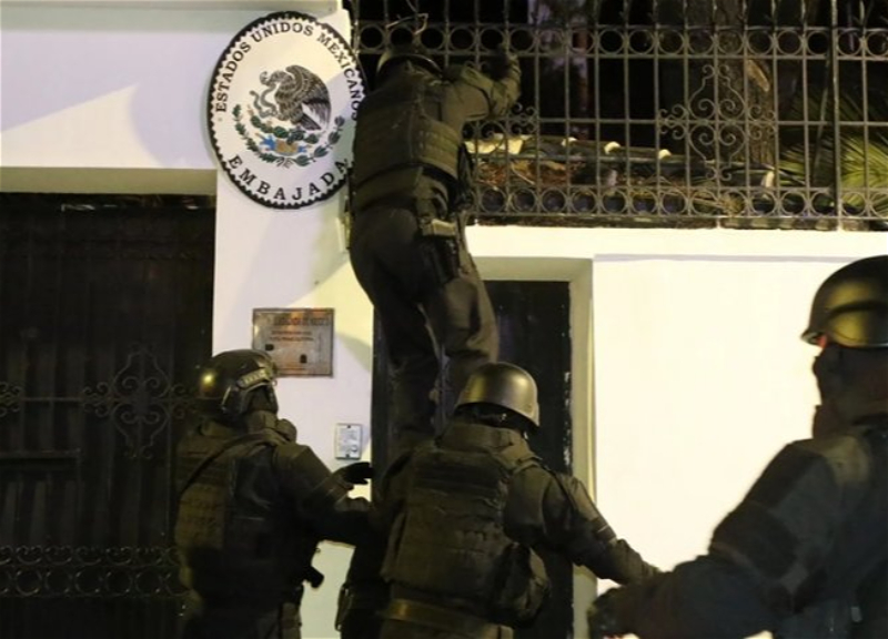 Полиция Эквадора штурмом взяла посольство Мексики, дипотношения между странами приостановлены