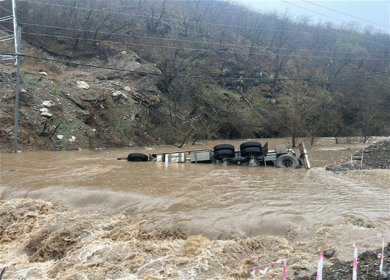 В Кяльбаджаре найдено тело водителя грузовика, которого унесло в реку - ОБНОВЛЕНО - ФОТО