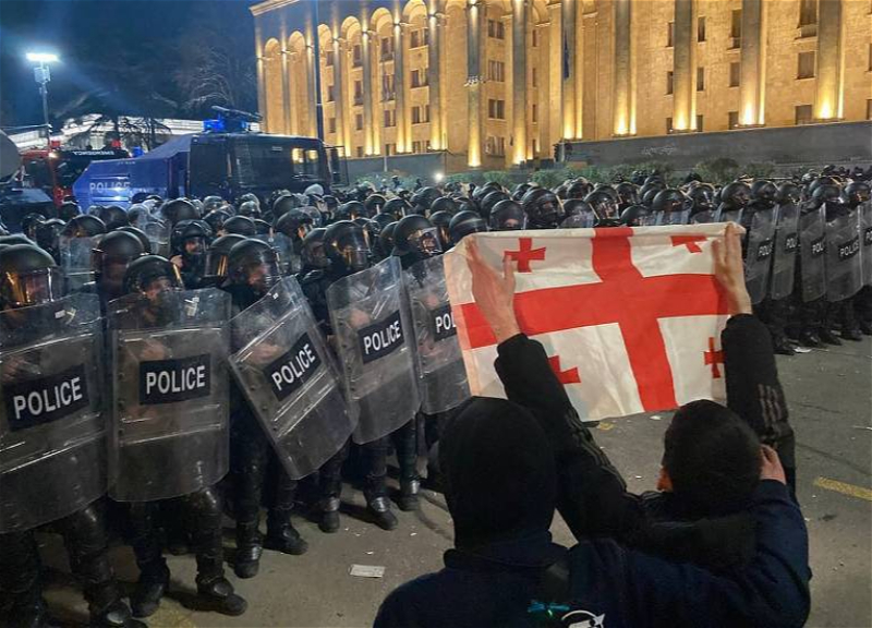 В Тбилиси у парламента начались столкновения протестующих и полиции - ВИДЕО