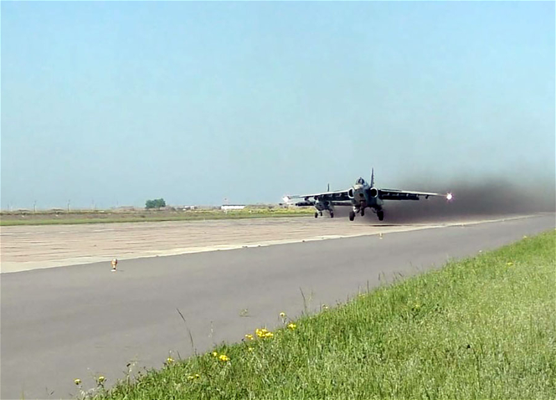 Азербайджанская военная авиация провела учебно-тренировочные полеты – ВИДЕО