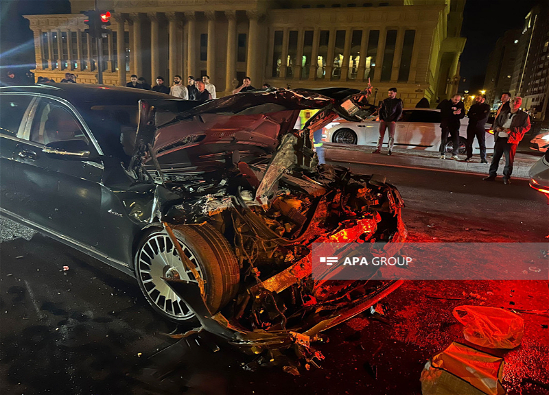 В Баку автомобиль стоимостью в полмиллиона манатов совершил аварию – ФОТО - ВИДЕО