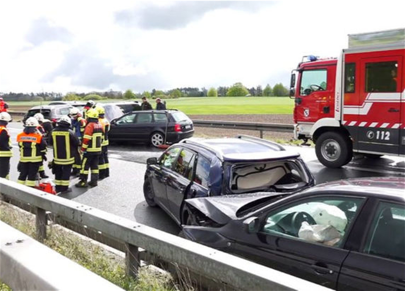На автобане в Германии столкнулись 29 автомобилей - ФОТО