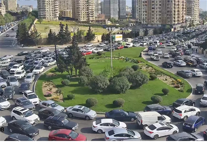 В Баку заглохший автомобиль стал причиной серьезных заторов на оживленном проспекте – ФОТО