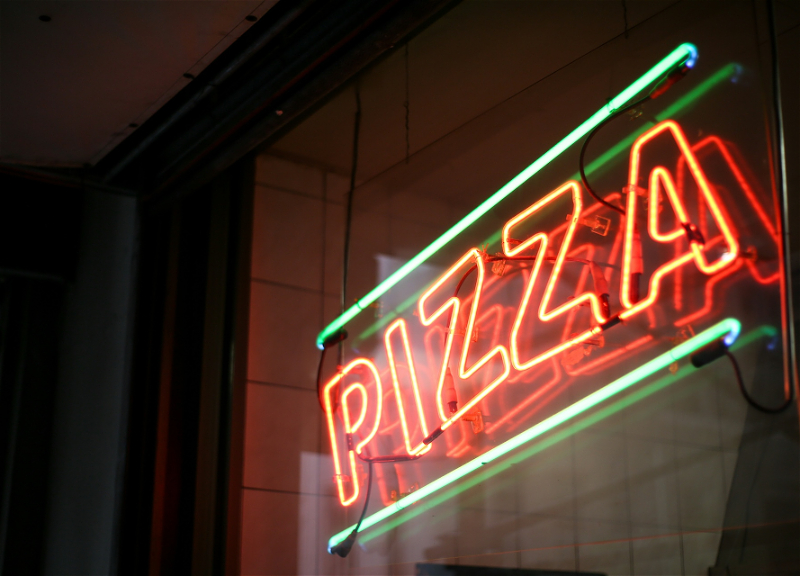 В итальянском городе запретят есть пиццу и мороженое после полуночи