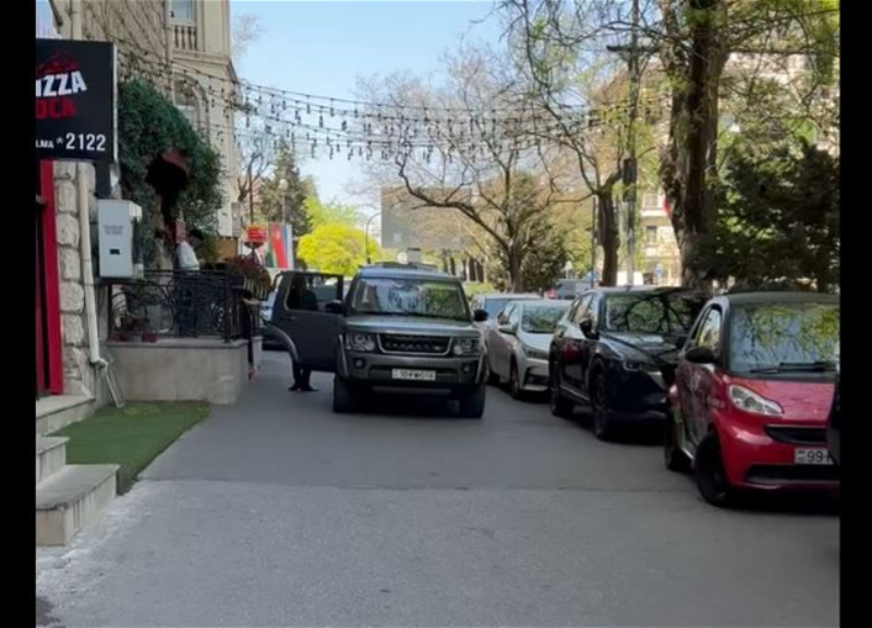 В центре Баку на тротуаре организовали парковку в несколько рядов – ВИДЕО
