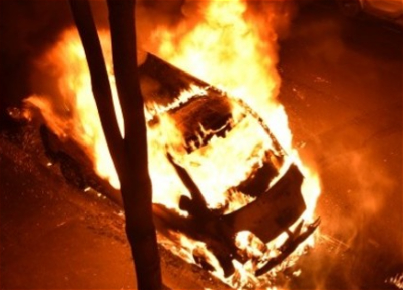В Баку горящий автомобиль стал причиной пробки - ВИДЕО