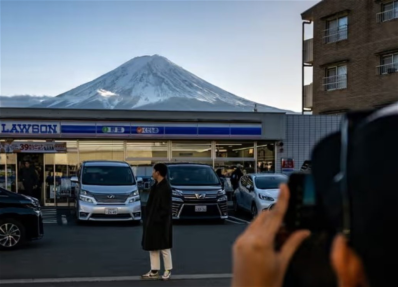 Популярный вид на гору Фудзи закроют забором из-за туристов - ФОТО