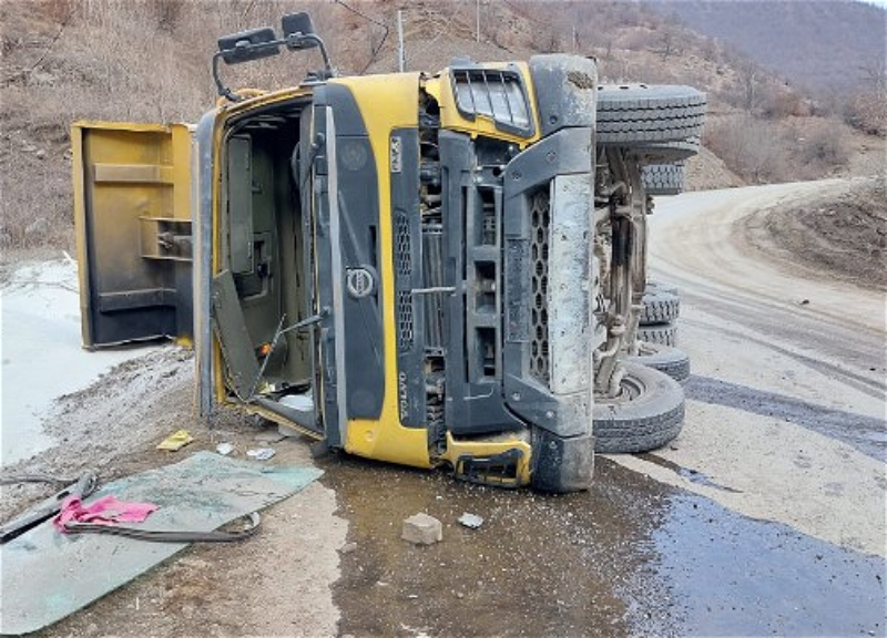 Kəlbəcərdə yük maşını aşıb, Türkiyə vətəndaşı ölüb