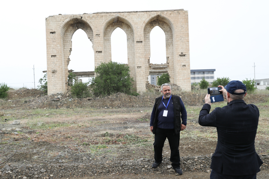 Участники Всемирного форума ознакомились с разрушенными памятниками Агдама - ФОТО
