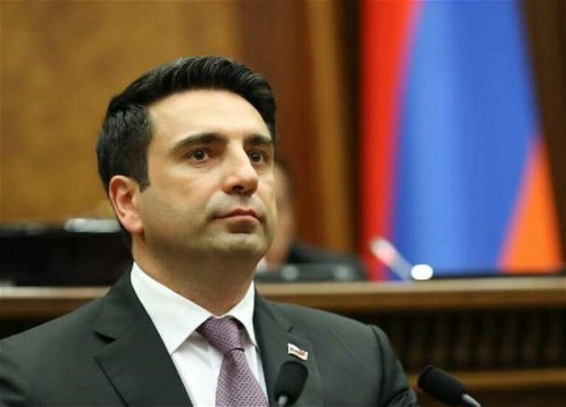 Спикер парламента Армении признался, что хотел бы бить журналистов