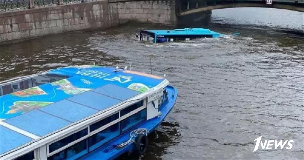 Санкт петербург автобус упал в воду сегодня