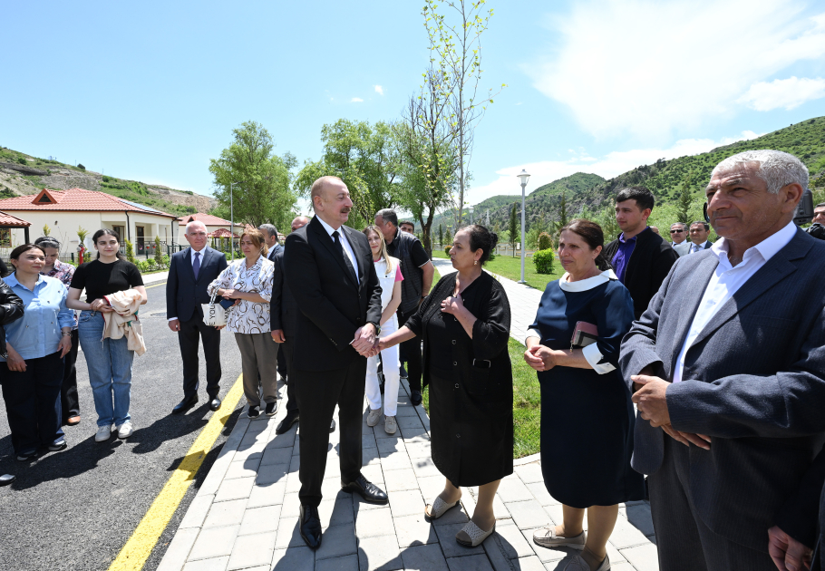 Ильхам Алиев встретился с жителями, переселившимися в село Сус Лачинского района, принял участие в открытии малых гидроэлектростанций - ФОТО