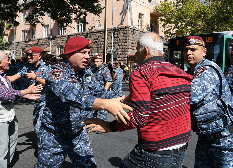 Число задержанных в ходе протестов в Иреване продолжает расти