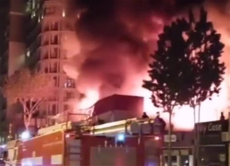 МЧС: Во время пожара сгорели цветочный магазин, магазин одежды и помещения ресторана - ФОТО - ВИДЕО - ОБНОВЛЕНО