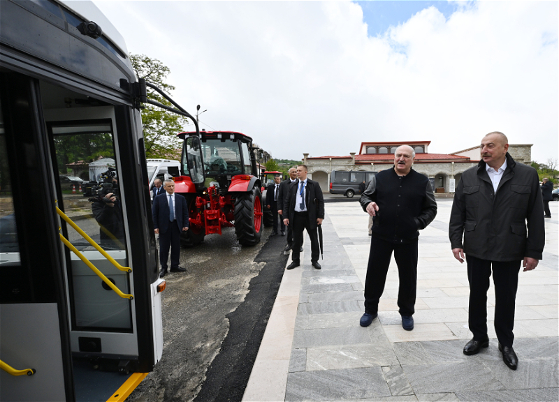 Осмотр автобуса совместного азербайджано-белорусского производства и тракторов, подаренных Президентом Беларуси - ФОТО