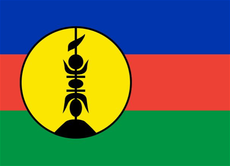 Флаг Новой Каледонии схож с флагом Азербайджана: что он символизирует?