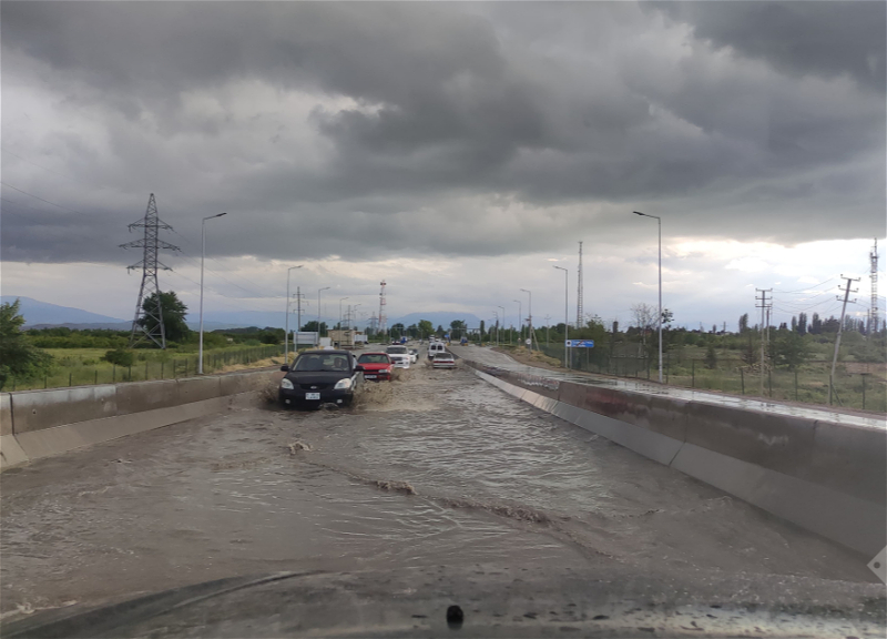 Селевые потоки затруднили движение транспорта на дороге Хачмаз-Губа - ФОТО